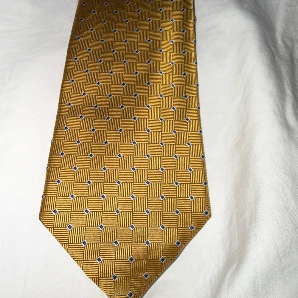 Gold Brooks Brother’s men’s tie